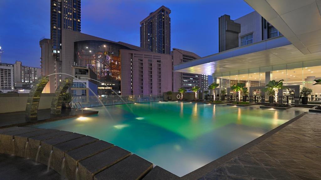 吉隆坡富丽华国际管理大酒店的城市中心的一个大型游泳池