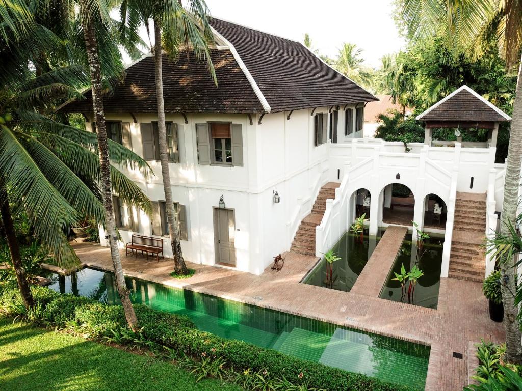 琅勃拉邦Satri House Hotel的享有带游泳池的房屋的空中景致