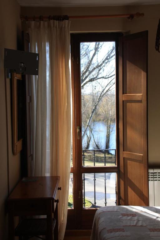 HuertaBardal de Huerta的一间卧室设有滑动玻璃门,享有美景