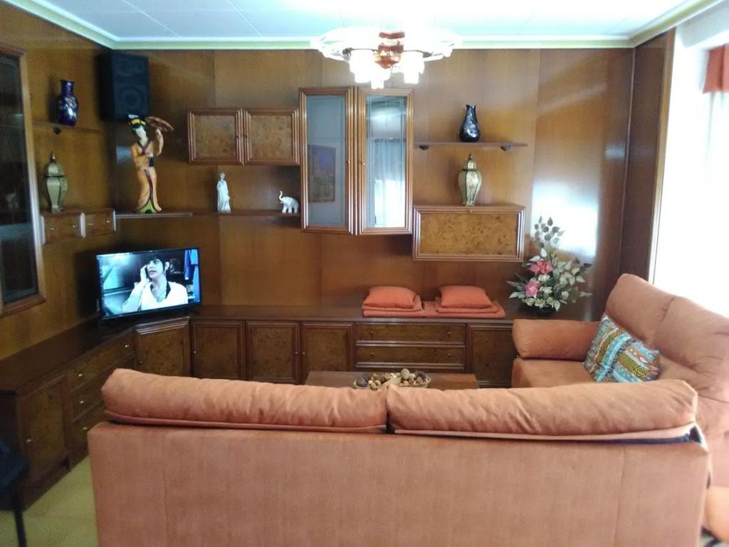 乌贝达Excelente apartamento 3 hab的带沙发和电视的客厅