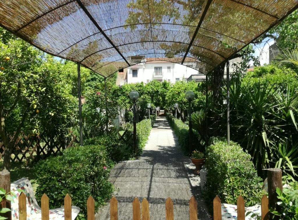 卡塞塔Il Giardino degli Agrumi的穿过带屋顶的花园的步道