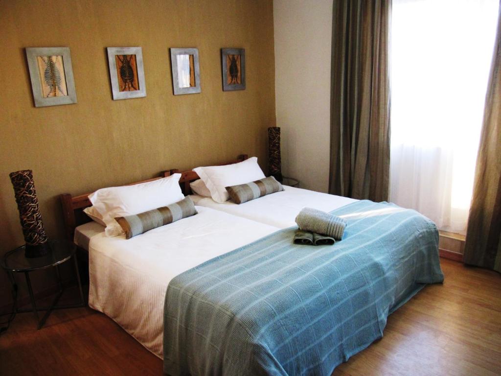 卵石旅馆客房内的一张或多张床位