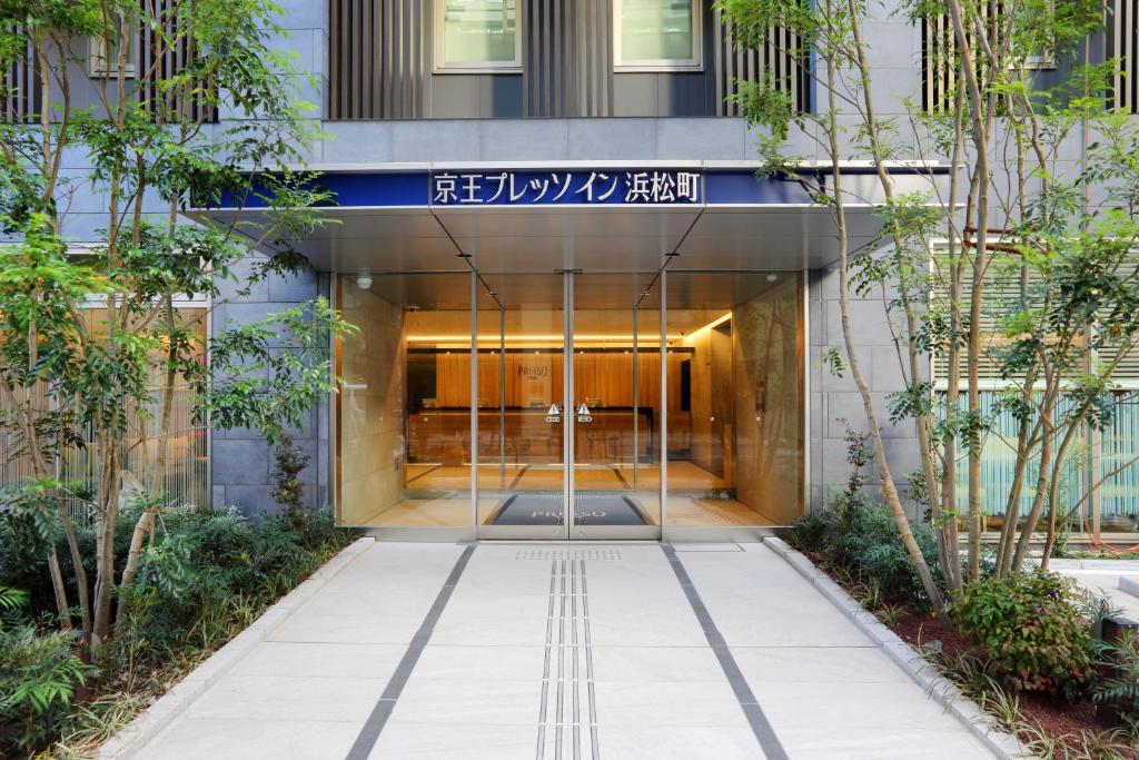 东京滨松町京王布莱索经济型酒店的带有旋转门的办公大楼入口