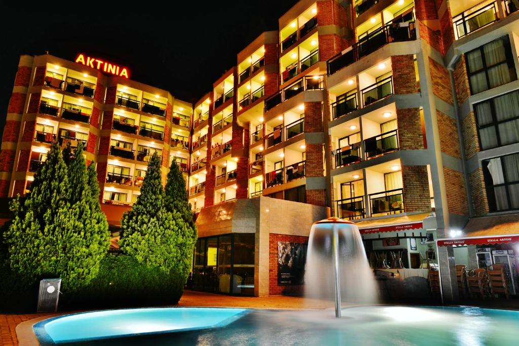 阳光海滩Hotel Aktinia - All Inclusive的建筑物前方有喷泉的建筑物