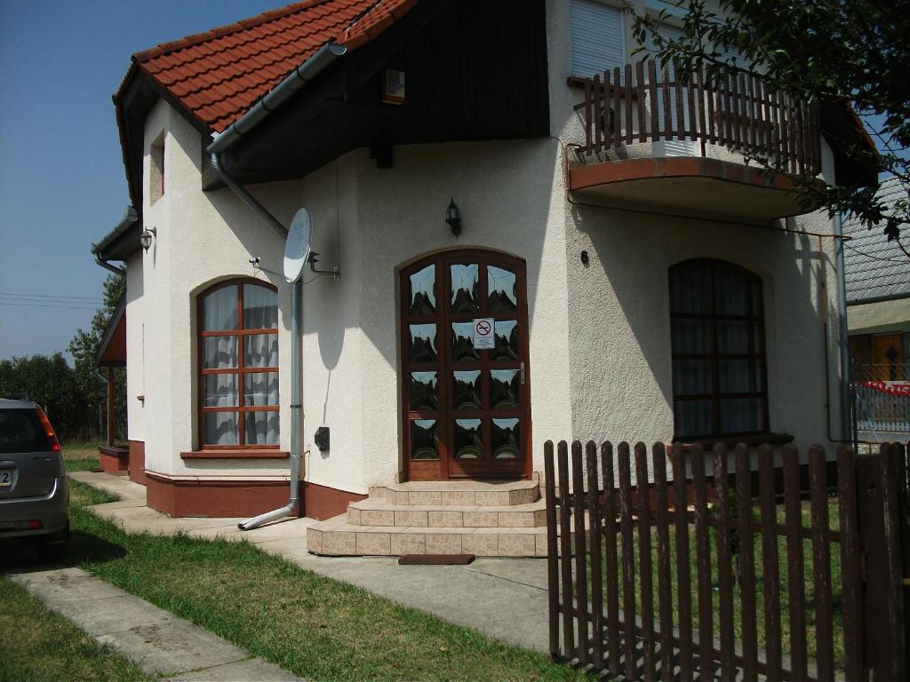 迈泽克韦什德Zsuzsanna vendégház的带阳台和门的小房子