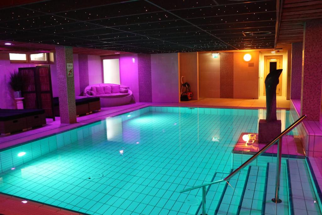 西泰尔斯海灵Wellness Suites Dellewal的大楼内的大型室内游泳池