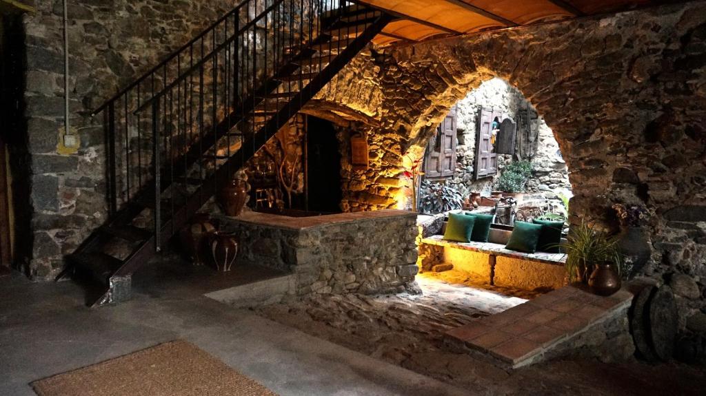 圣格雷戈里奥马斯吉贝特旅馆的石头房子,设有楼梯和沙发