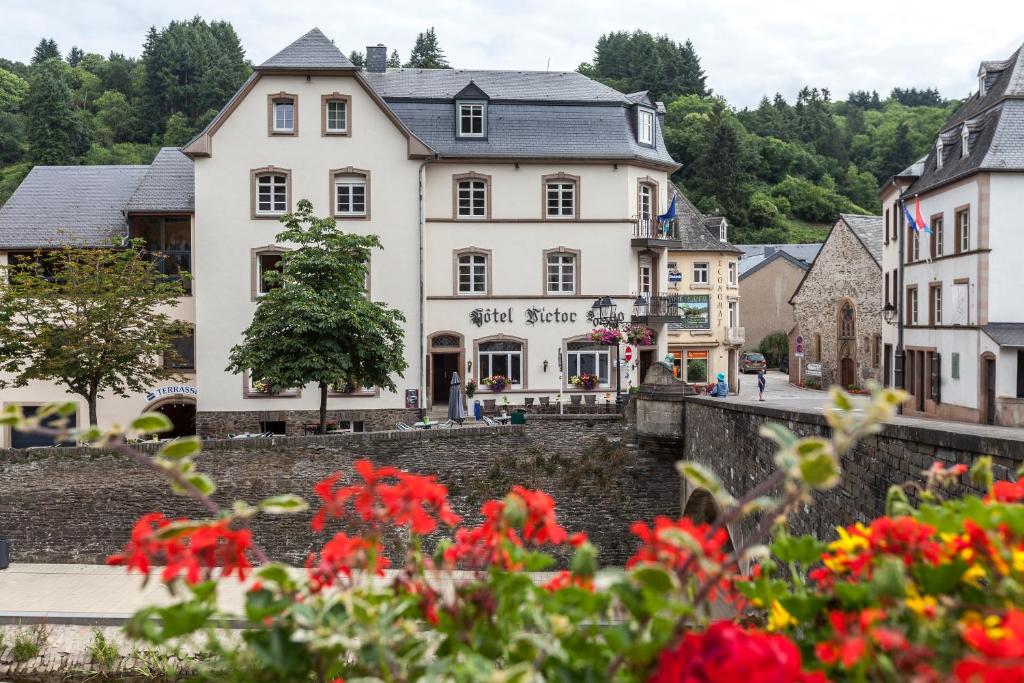 维安登维克多雨果餐厅酒店的前沿有建筑和鲜花的城镇