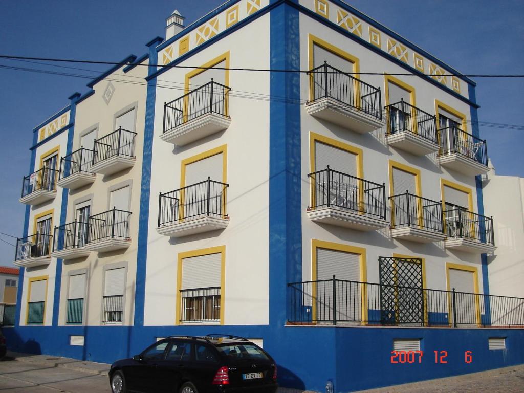 阿尔图拉Alagoa Azul II的一座蓝色和白色的建筑,前面有停车位