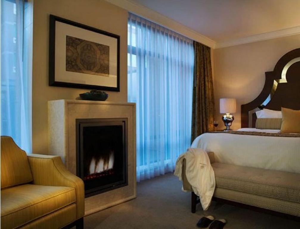 温哥华艾米塔什酒店的酒店客房配有一张床和一个壁炉。