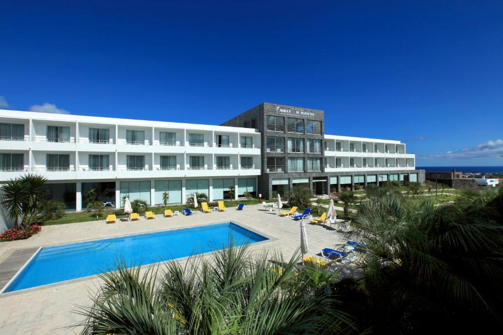卡佩拉什谷船酒店的大楼前设有游泳池的酒店