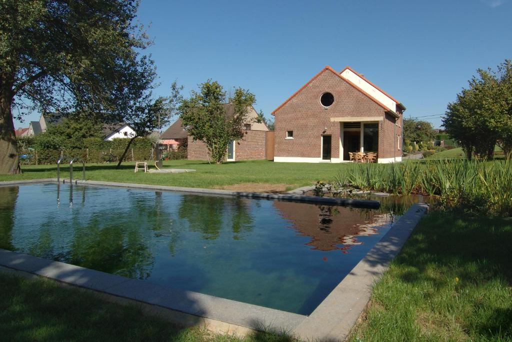 Villa Krat内部或周边的泳池