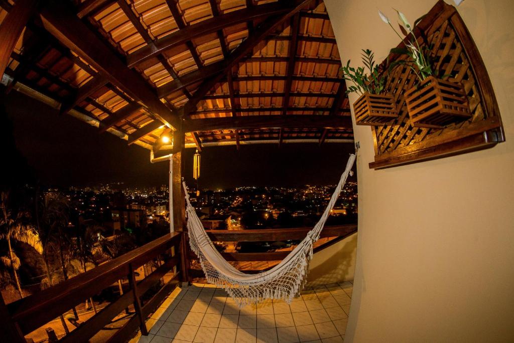 南雅拉瓜Pousada Casarão的市景阳台的吊床