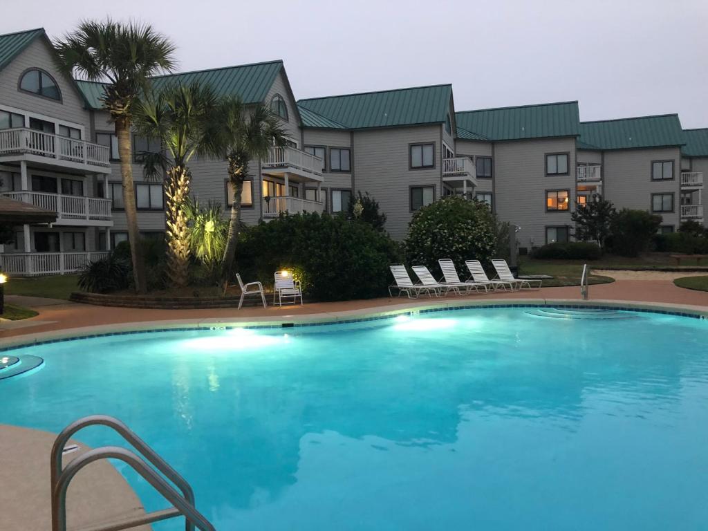 格尔夫海岸Gulf Shores Plantation的部分公寓前方设有大型游泳池。