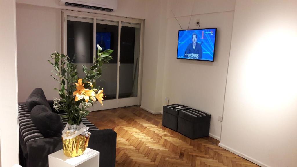 布宜诺斯艾利斯Departamento Pucara Obelisco的客厅配有沙发和墙上的电视