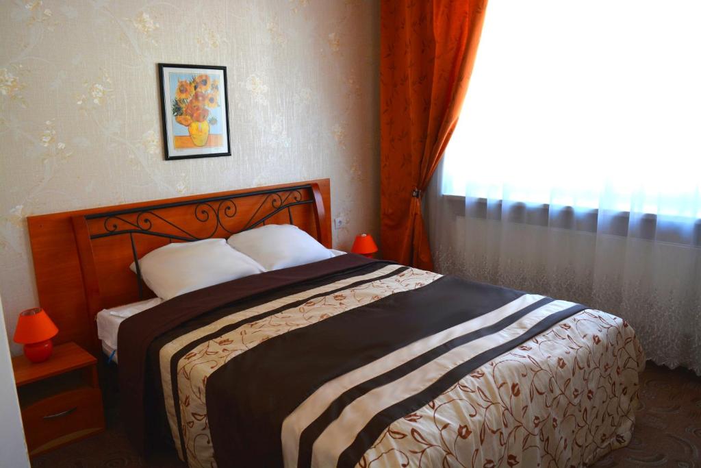 维尔纽斯耶路撒冷酒店的一间卧室设有一张大床和窗户