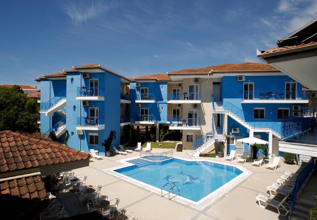 阿菲托斯斯特拉托斯酒店的享有带游泳池的建筑的空中景致