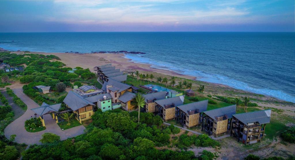 雅拉Laya Safari Resorts & Spa的海滩上房屋的空中景致
