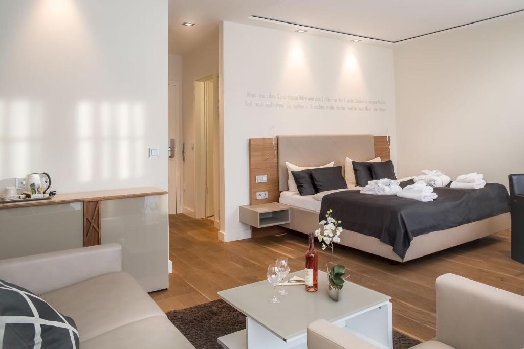 朗格奥洛格胡斯朗格奥格酒店的一间卧室设有一张床和一间客厅。