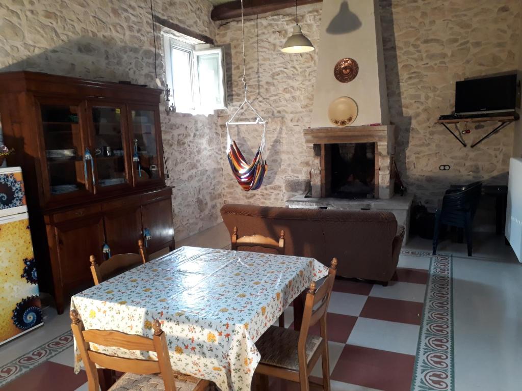 卡拉马尼科泰尔梅Poesia d'Abruzzo CR 06804dueAFFzerozerozerodue的一间带桌子和壁炉的用餐室