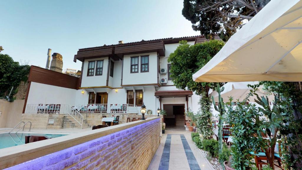 安塔利亚乌尔朱酒店的一座带游泳池和遮阳伞的房子