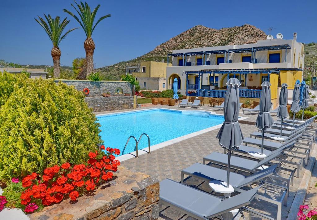 Emporeiós安普里奥斯湾公寓式酒店的一座带游泳池和度假村的别墅