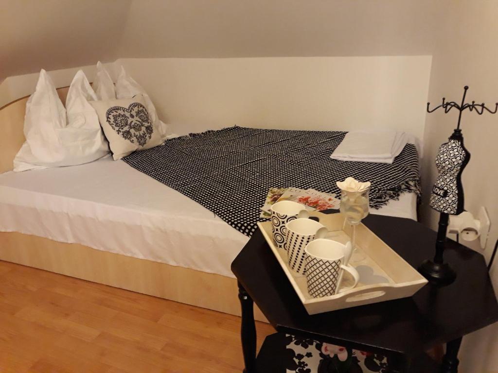 伯伊莱戈沃拉Vila Calix的一间卧室配有一张床和一张桌子及托盘