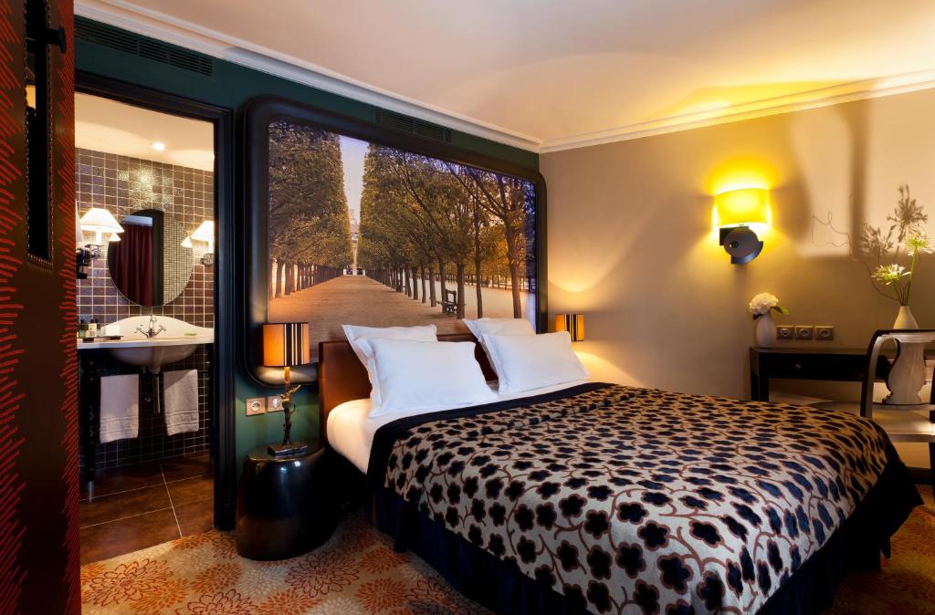巴黎枫丹酒店的一间卧室配有一张床,享有一间浴室的景色