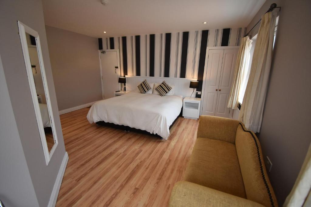 波特拉什阿兰莫尔旅舍宾馆的卧室配有白色的床和沙发