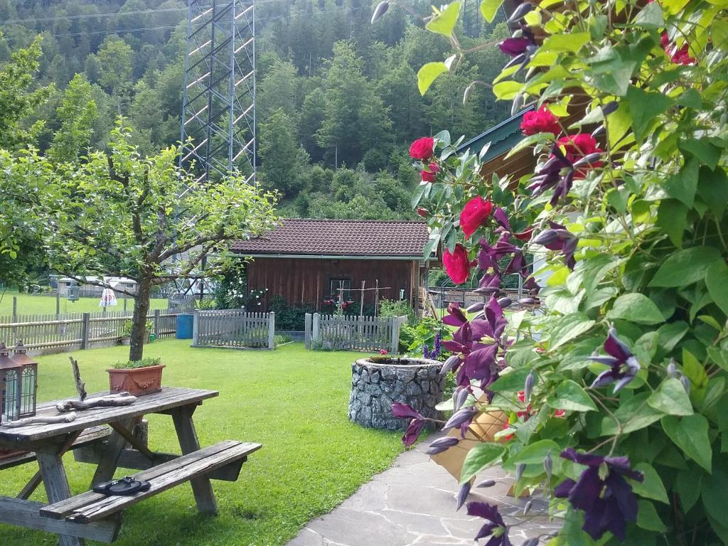 瓦尔兴湖Almwohnung Neuner的一个带野餐桌和鲜花灌木的公园
