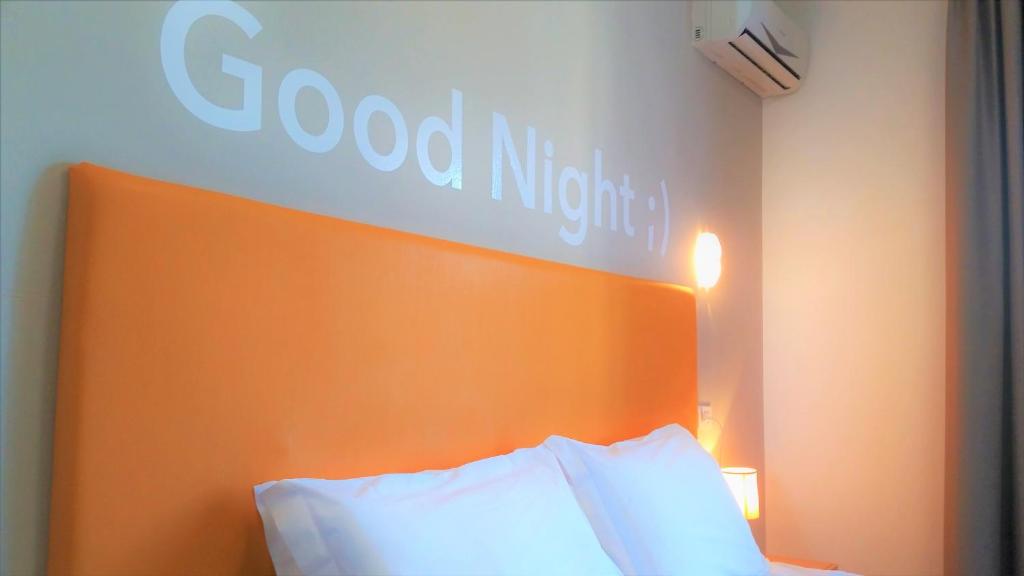 利多迪耶索罗达奴比奥酒店的上面有一张标语,表示睡在床上过夜