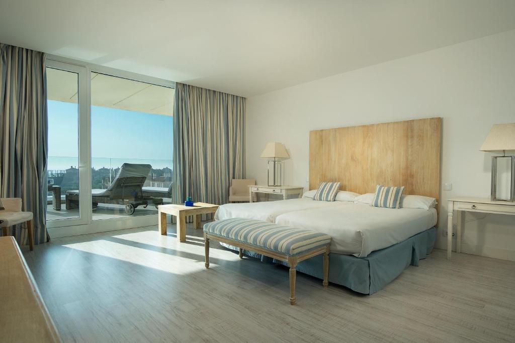 圣玛丽亚港波多黎各雪利套房公寓的酒店客房设有一张床和一个阳台。