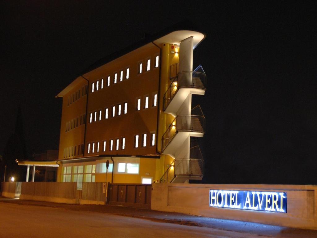 梅斯特阿尔维瑞酒店的一座建筑,在晚上前有标志