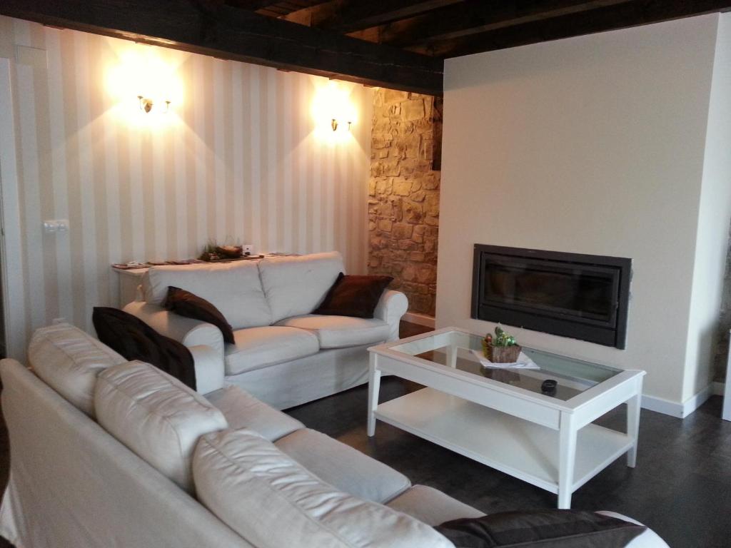 比略斯拉达德卡梅罗斯Casa Rural el Rincon de Maria的客厅配有白色沙发和壁炉