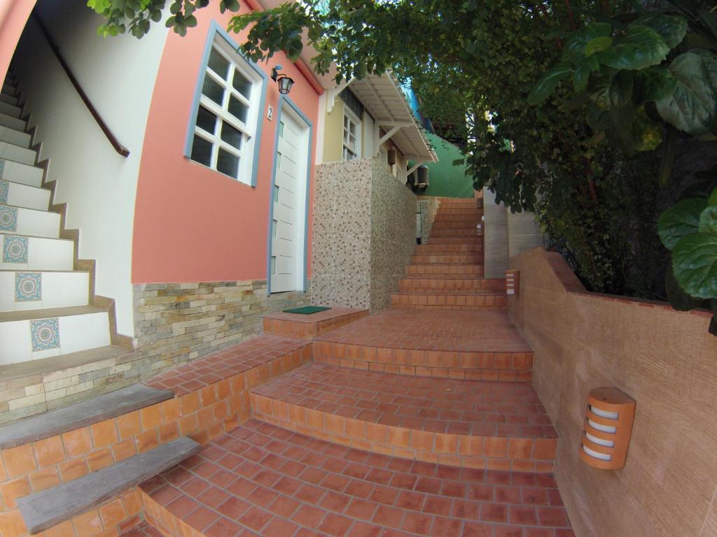 莫罗圣保罗Casinhas do Morro的通往白色门的房子的砖砌楼梯