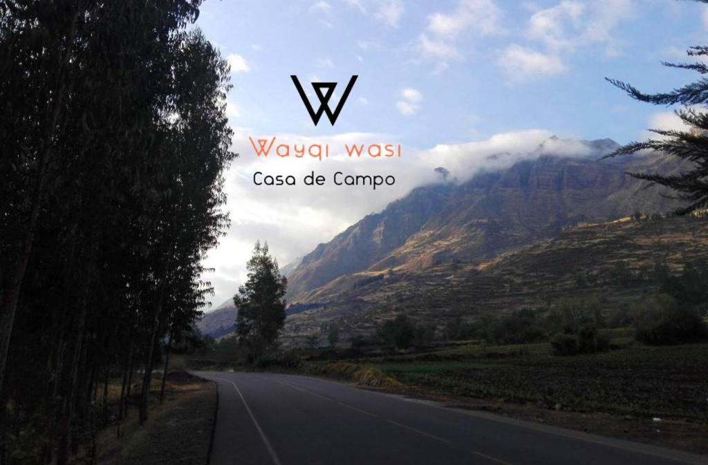 皮萨克Wayqi Wasi的享有山路的背景景色