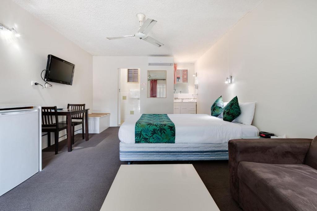 科夫斯港科夫斯港太平洋棕榈汽车旅馆的酒店客房,配有床和沙发
