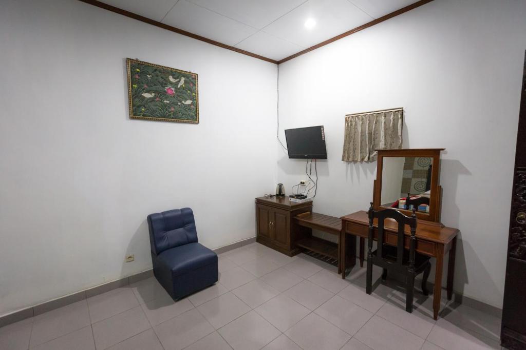 吉利马努克莱斯塔里酒店的客房设有书桌、椅子和镜子