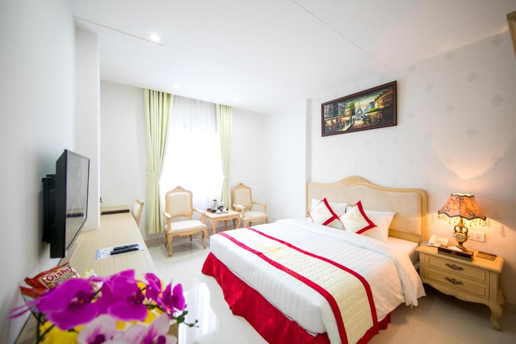 胡志明市西贡酒店的酒店客房,配有床和电视