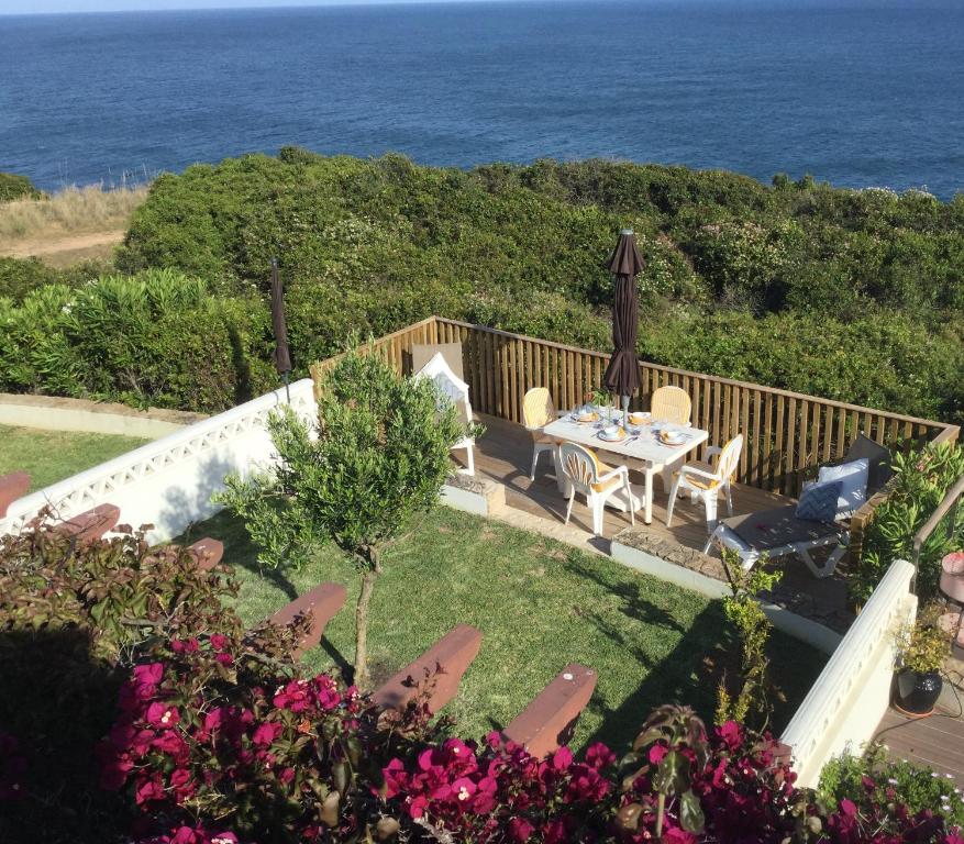 贝纳吉Casa Rosa Azul - Terracos de Benagil (Cliffside)的一个带桌椅的花园和大海