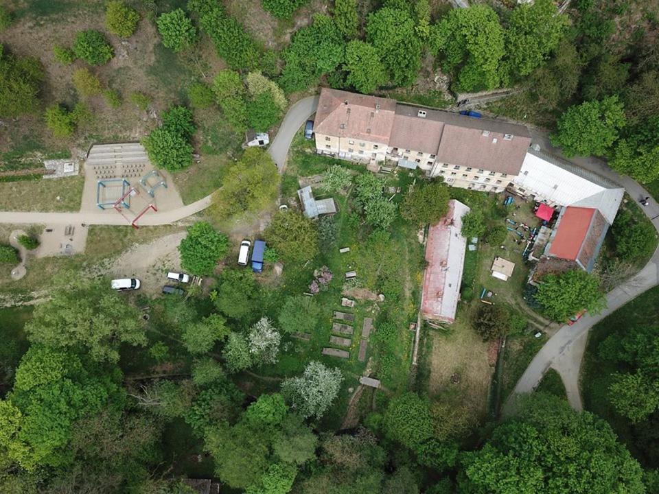 塔博尔Cesta的树林中房屋的空中景观