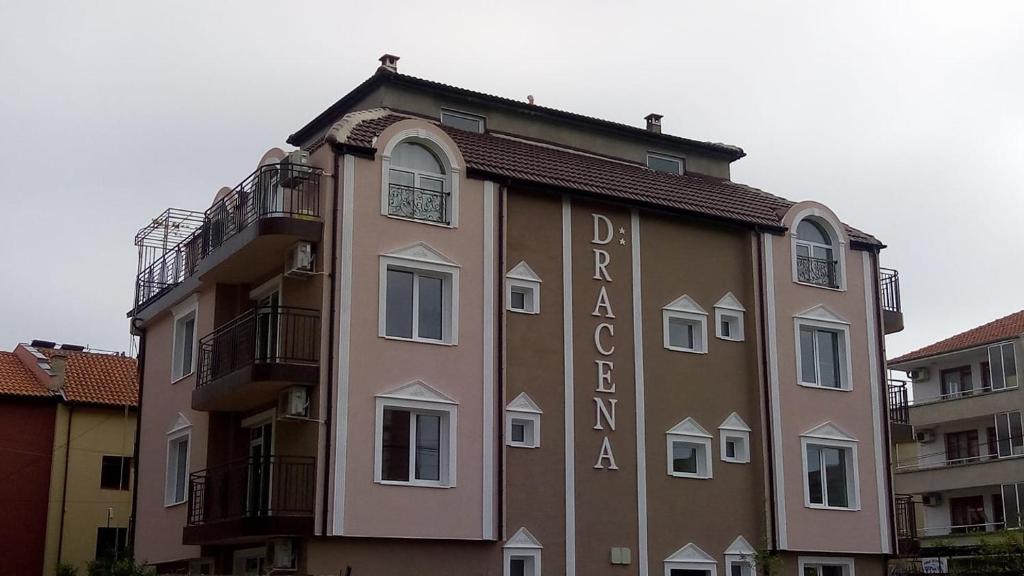 拉夫达Dracena Guesthouse的一座高大的建筑,上面有药房字样