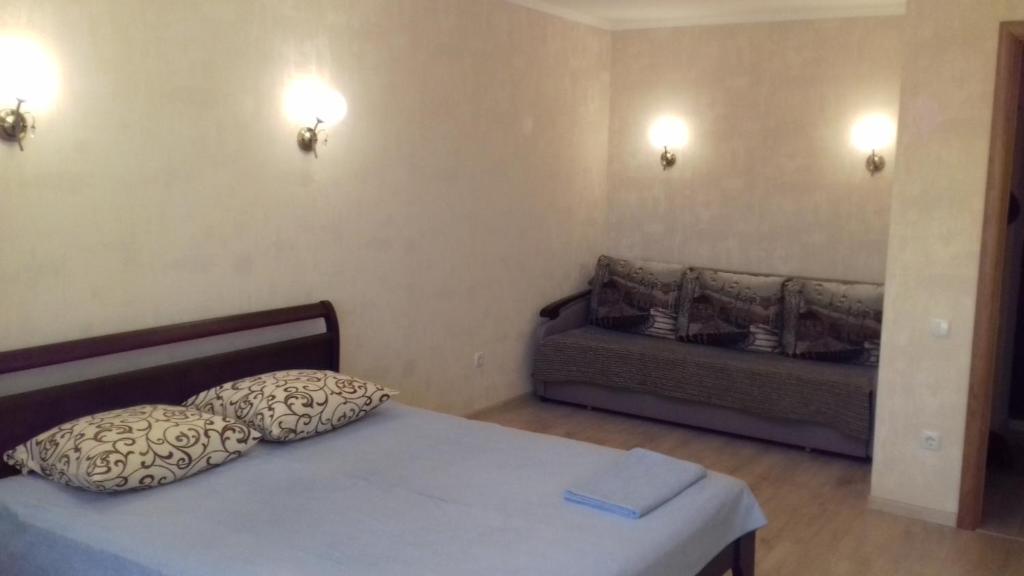 基辅Apartment on Rusanivska 16的小房间设有床和沙发