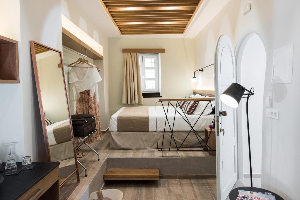 干尼亚哈瑞斯马瑞舒适酒店的酒店客房,配有床和镜子