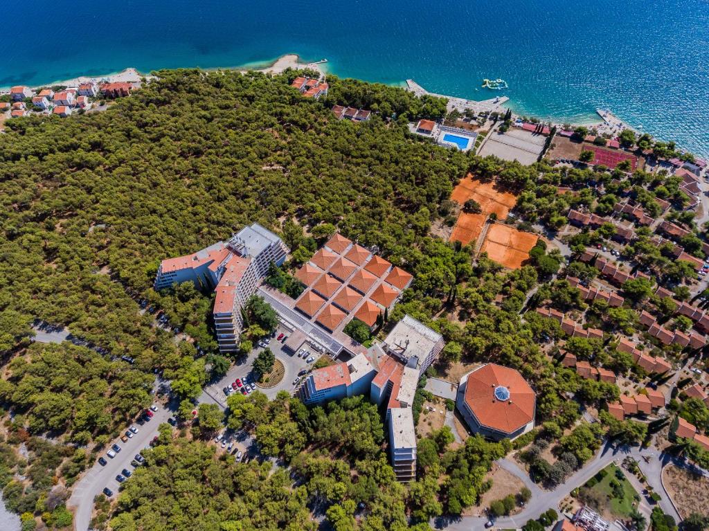 特罗吉尔Hotel Medena Budget的岛屿上房屋的空中景观