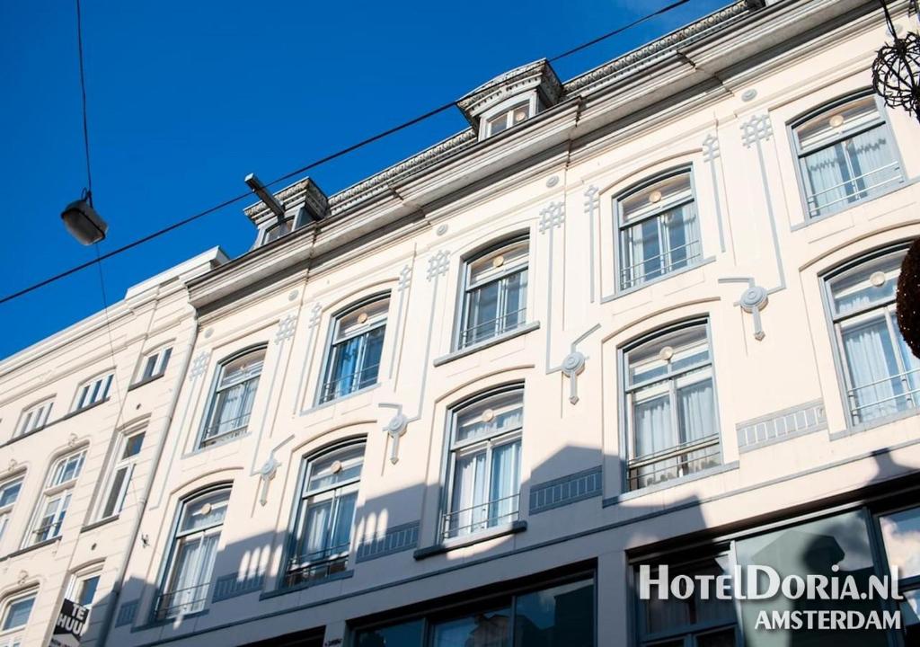阿姆斯特丹多利亚酒店的白色的建筑,在街上有窗户