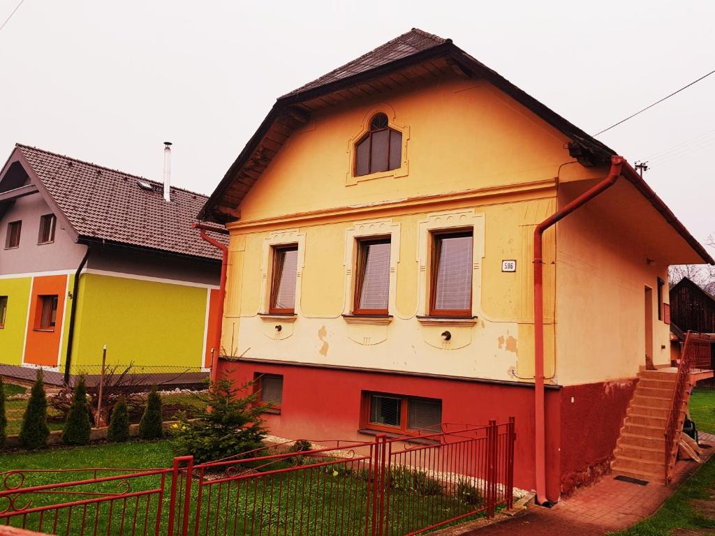 LiskováPrivat DAŇO的一座色彩缤纷的房屋,前面设有围栏