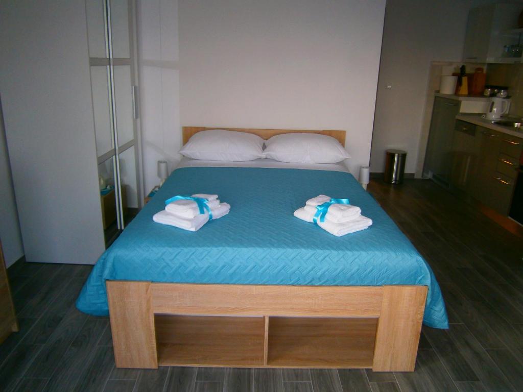 科米扎Studio apartment Luzia的一间卧室配有带毛巾的床