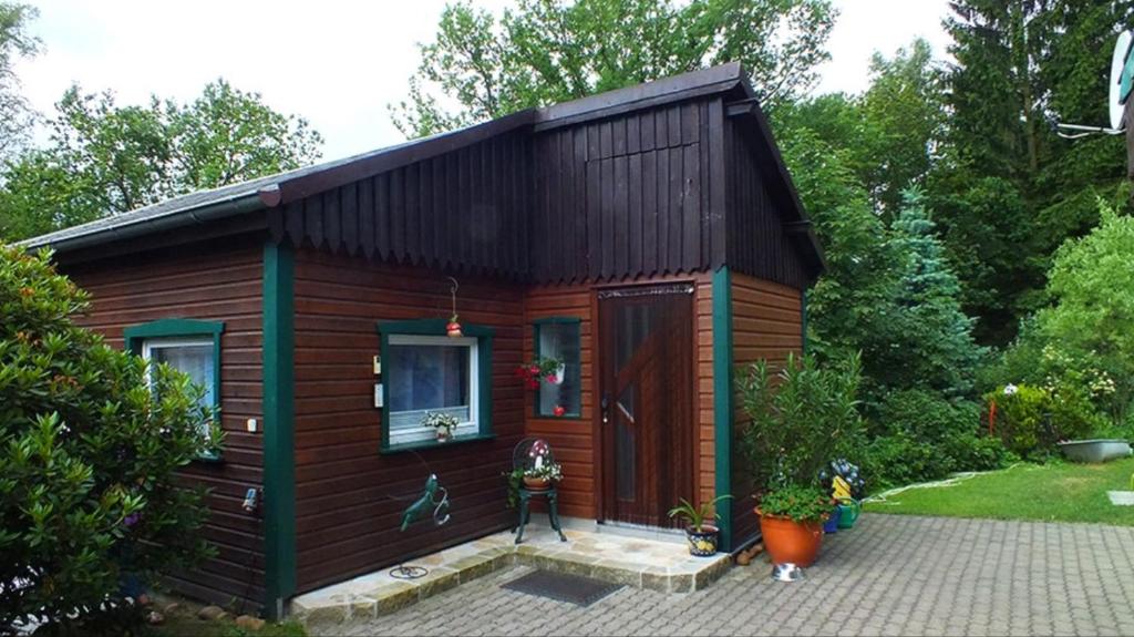 RathmannsdorfHöllenstiege的花园中的小木屋
