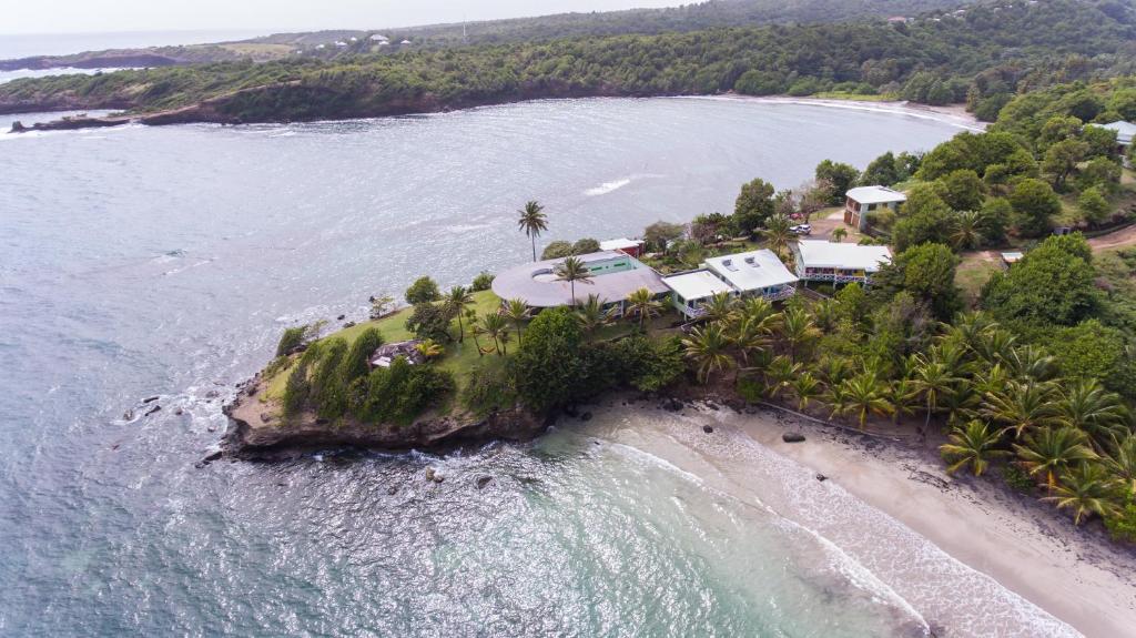 Crochu卡比尔海洋小屋宾馆的海洋上一座房子的空中景观